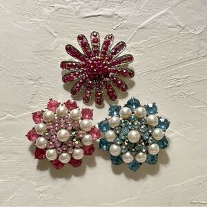 Lot of 3 floral brooches